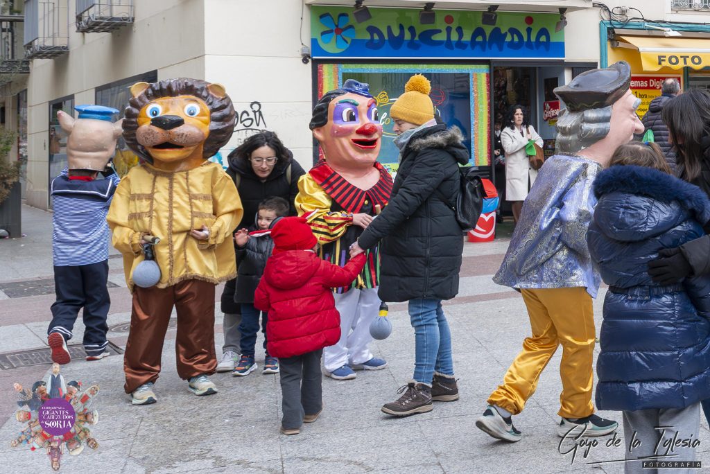 Gente disfrutando de los cabezudos